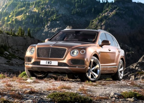 Когато Bentayga беше пуснат през 2015 г., футболисти от цял свят се записаха в листата на чакащите. Сред първите  собственици на уникалния автомобил бяха други английски национали &ndash; Кайл Уокър и Рахим Стърлинг.  Санчо добави своя към колекцията си, когато подписа с Манчестър Юнайтед в сделка за 100 милиона евро, платени на Дортмунд.
Bentayga е първия опит на Bentley на пазара на SUV автомобили . И да, това е красива кола. Може да се похвали с огромен twin-turbo W12 двигател. Пълен маниак на бензин.
